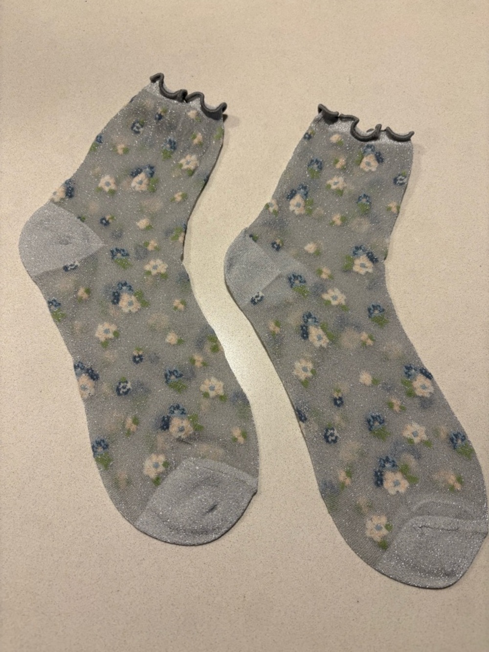 Sheer Floral Ankle Socks in Light Gray with Lurex Accents